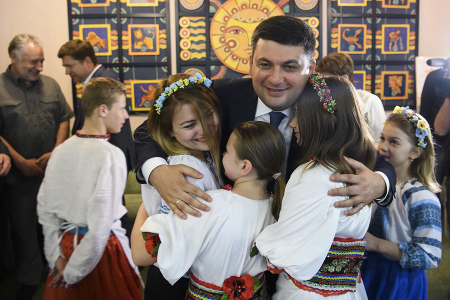 У Маріуполі Прем’єр відзначив і День захисту дітей. Фото з Урядового порталу